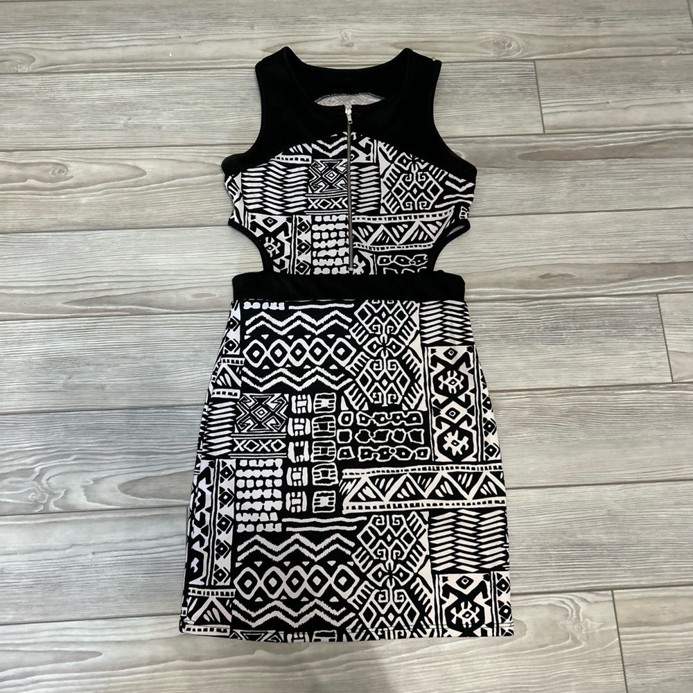 Tribal zip up dress cut out sides black and white size small no tags